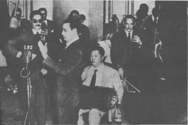 El cuarteto Troilo-Grela en 1953, en Radio Belgrano. Cacho Zaldívar y Kicho Díaz con los directores.